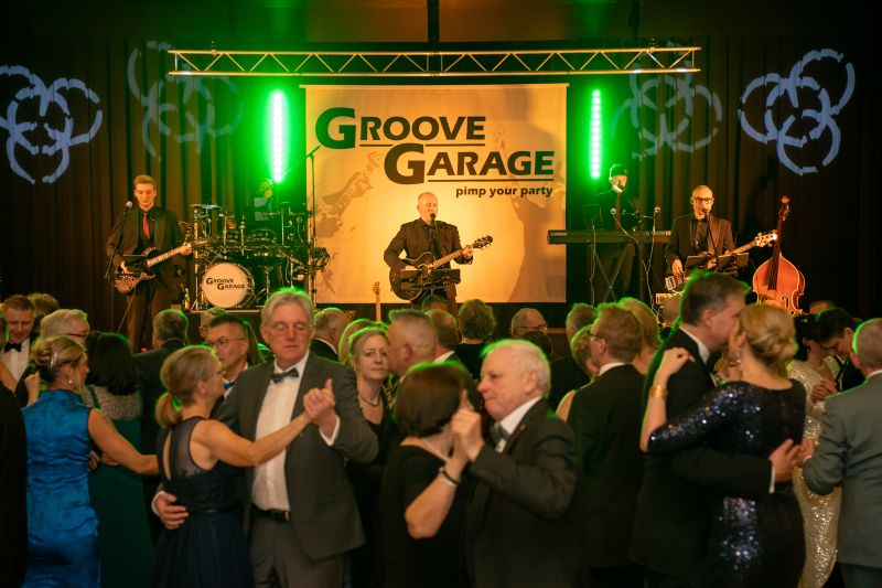 Bühnenbild der Groove Garage Band beim Tanzball in Ampfing