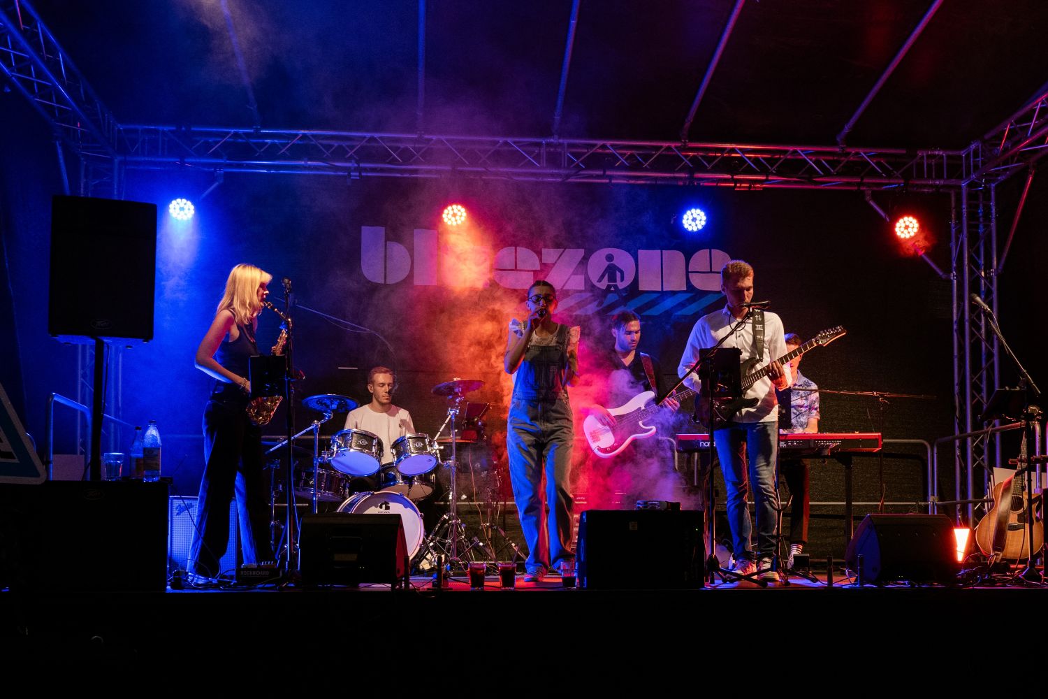 Bühnenbild der BlueZone Band beim Sommerfest in Attl