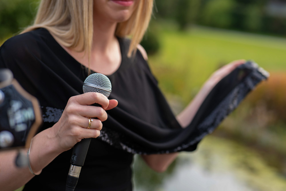 Sängerin der Band Kl@ngart beim Weiher-Konzert