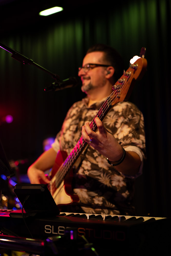 Bassist der Band u.nite bei einer Hochzeit