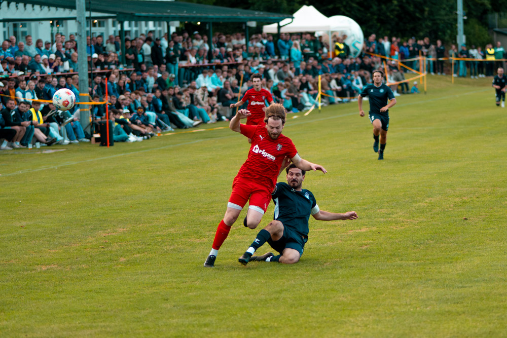 Zweikampf beim Aufstiegs-Relegationsspiel FC Mühldorf